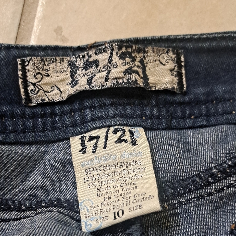 17/21 Blue Jean Capri's, Size 10 (Run Large) - Picture 2 of 5